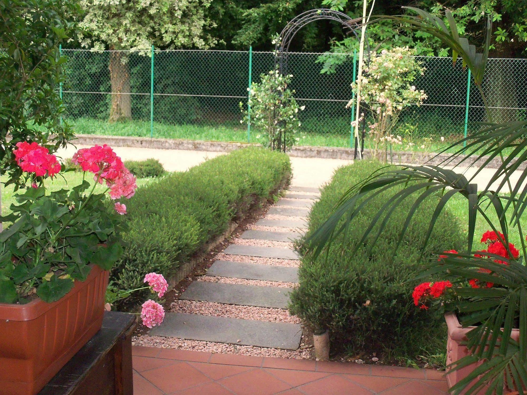 Bed&Breakfast Il Ciliegio Fiorito Somma Lombardo Bagian luar foto